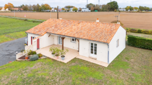 Maison de campagne et champs environnants